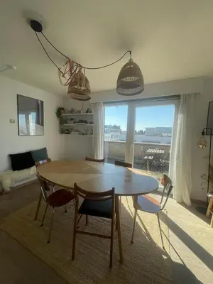 a living room with a table and chairs with a view at Zalig verblijf in hartje Gent in Ghent