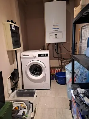 a laundry room with a washing machine in it at De Peperbus in Lokeren