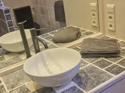a bathroom with a sink and a mirror at Lierelodge in Oud-Turnhout