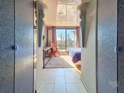 a hallway with a room with a bed and a desk at Vaste et somptueux appartement à Bruxelles in Brussels