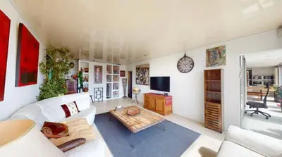 a living room with a white couch and a table at Vaste et somptueux appartement à Bruxelles in Brussels