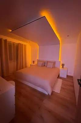 a bedroom with a large white bed in a room at Villa aux portes de Bruxelles in Dilbeek