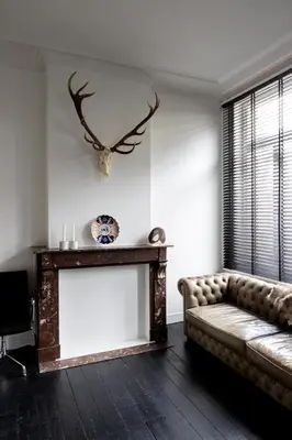 a living room with a couch and antlers on the wall at Inner-Homes in Antwerp