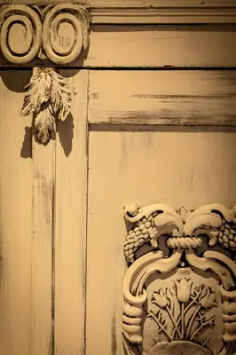 a white vase on the side of a wall at Casa Cava B&B in Dendermonde