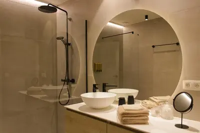 a bathroom with a sink and a shower with a mirror at Bed and Breakfast L'Orée Du Bois in Wavre
