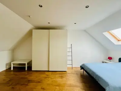 a room with a bed and a ladder on the wall at Ruime studio met eigen ingang en private badkamer in Opwijk