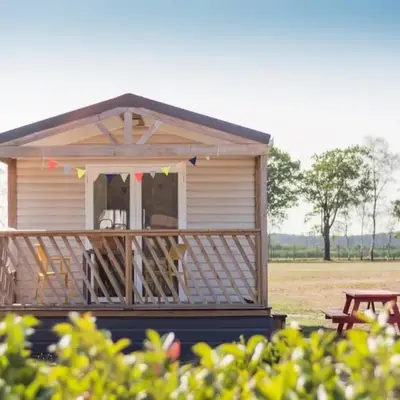 Beach lodge with lake view in Ravels