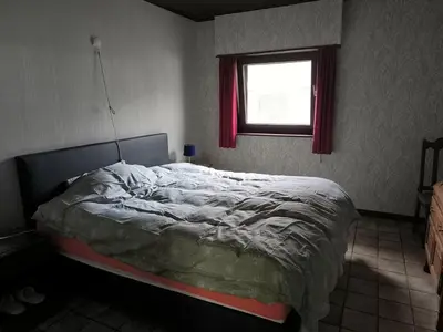 a bed in a bedroom with a window at Willa Sunny Garden in Sint-Laureins