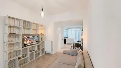 a living room with a couch and a flat screen tv at Modern apartment near City Centre, Luna CasaMia in Mellet