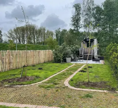 a garden with a house and a fence at Laurel & Hardy in Mechelen