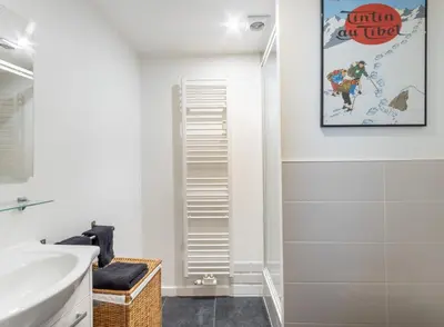 a bathroom with a sink and a mirror at Escapade cosy Quartier EU Place Jourdan in Brussels