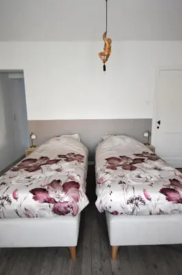 two beds sitting next to each other in a bedroom at De Durme in Temse