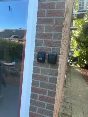 a brick wall with two speakers on the side of a house at Studio confortable situé à Woluwe Saint Lambert in Brussels