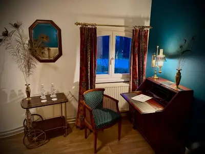 a room with a desk and a chair and a window at Logies Het Koetshuis in Herentals