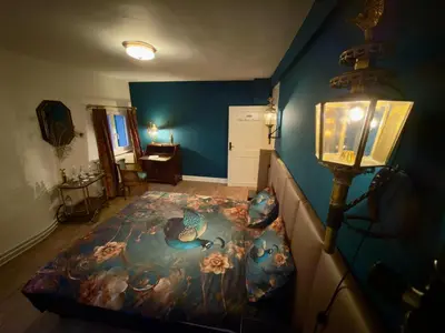 a room with a bed in a room with blue walls at Logies Het Koetshuis in Herentals