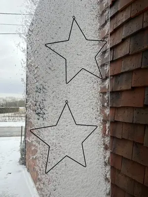 a drawing of two stars on a brick wall at Bellefleur Cottage in Herent