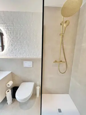 a bathroom with a shower with a toilet and a sink at Duplex Design & Élégant au Coeur de Bruxelles in Brussels