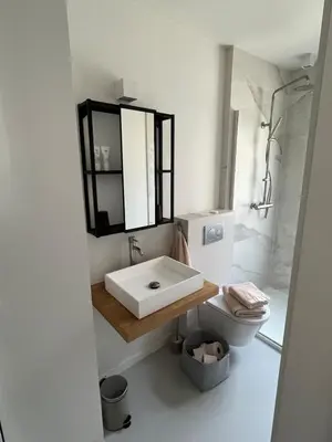 a bathroom with a sink and a toilet at Knus appartement centrum Gent in Ghent