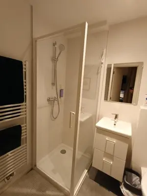 a bathroom with a shower and a sink at Localização privilegiada in Brussels