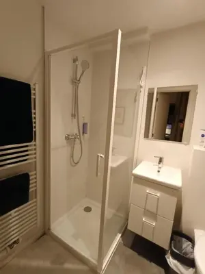 a bathroom with a shower and a sink at Localização privilegiada in Brussels