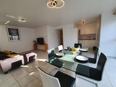 a dining room with a glass table and chairs at Appartement 2 chambres dans le centre de Vilvoorde in Vilvoorde