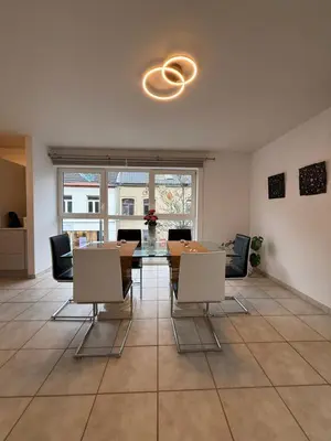 a dining room with a table and chairs at Appartement 2 chambres dans le centre de Vilvoorde in Vilvoorde