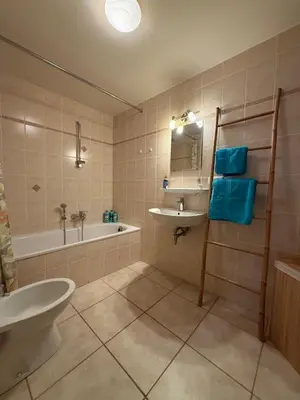 a bathroom with a sink and a tub and a toilet at Appartement 2 chambres dans le centre de Vilvoorde in Vilvoorde