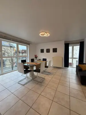a living room with a dining room table and chairs at Appartement 2 chambres dans le centre de Vilvoorde in Vilvoorde
