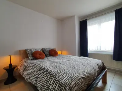 a bedroom with a bed with pillows and a window at Appartement 2 chambres dans le centre de Vilvoorde in Vilvoorde
