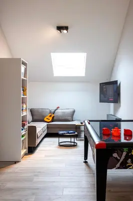 a living room with a couch and a tv at Zeer ruime groepswoning voor 24p in Turnhout