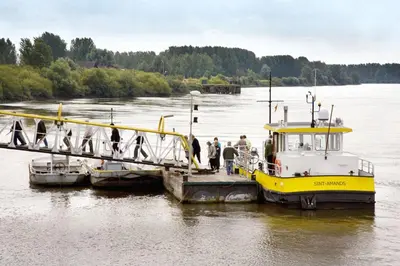 a group of people getting on a yellow and white boat at Klik Klak Studio in Bornem