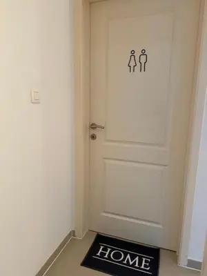 a room with a door with a home sign on it at Grande Maison entière 5 chambre Zaventem in Zaventem