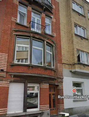 a brick building with a balcony on top of it at appartement Laken Belgique in Brussels