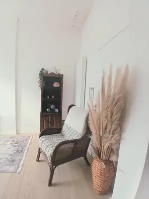 a living room with a chair and a plant at Mi casa es su casa in Ghent