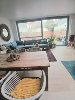 a living room with a couch and a table and chairs at Mi casa es su casa in Ghent