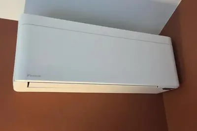 a white air conditioner hanging from a ceiling at Green Hill Guest Room Overijse in Overijse