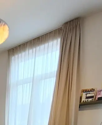 a window with a curtain in a room at Studio charmoso in Brussels