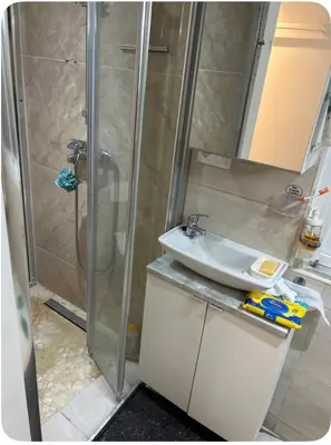 a bathroom with a shower and a sink at Belle chambre à sous pente au cœur de Bruxelles in Brussels