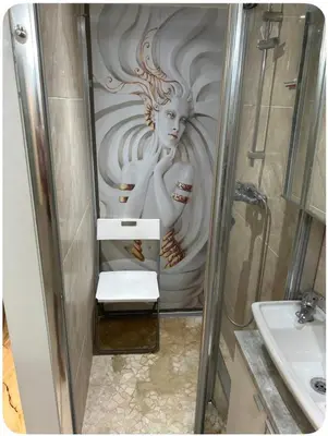 a bathroom with a shower with a statue of a woman at Belle chambre à sous pente au cœur de Bruxelles in Brussels