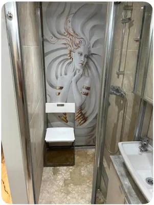 a bathroom with a shower with a statue of a woman at Belle chambre de 1,30 cm de hauteur à Bruxelles midi in Brussels