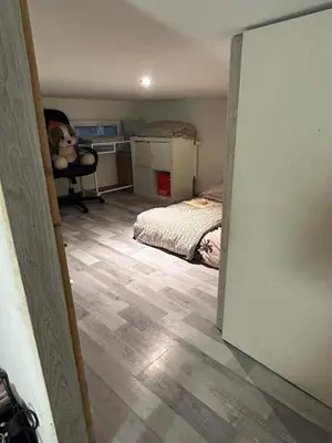 a room with a bedroom with a bed and a desk at Belle chambre de 1,30 cm de hauteur à Bruxelles midi in Brussels