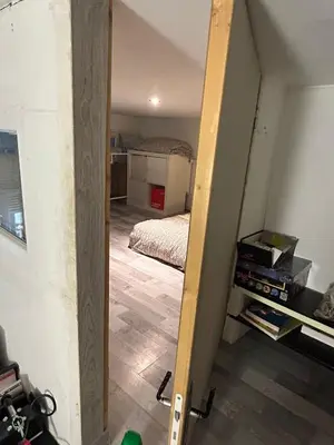 a room with a mirror and a room with a bed at Belle chambre de 1,30 cm de hauteur à Bruxelles midi in Brussels