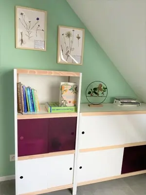 a book shelf in a room with books at The BEE Garden in Lede