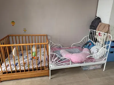 two cribs sitting next to each other in a room at Appartement in Brussels