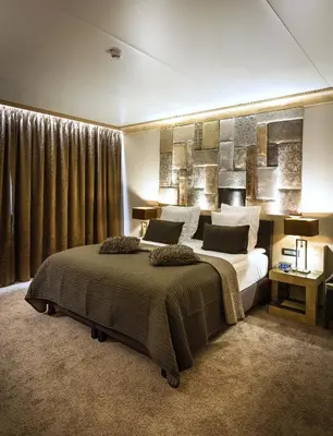 a bedroom with a large bed in a room at Thermen Londerzeel Hotel in Londerzeel