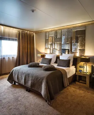 a bedroom with a large bed and a window at Thermen Londerzeel Hotel in Londerzeel