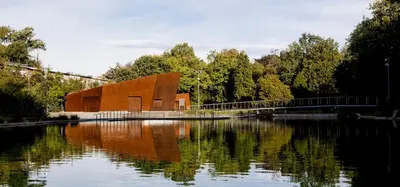 a building sitting next to a body of water at Bed & Breakfast Exterlaer in Antwerp
