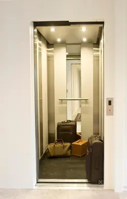 a group of suitcases sitting inside of a window at B&B Interludium in Nijlen