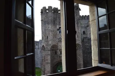 an open window with a view of a castle at De Waterzooi Lodge in Ghent