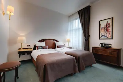 a hotel room with two beds and a window at Hotel Kasteel Solhof in Aartselaar